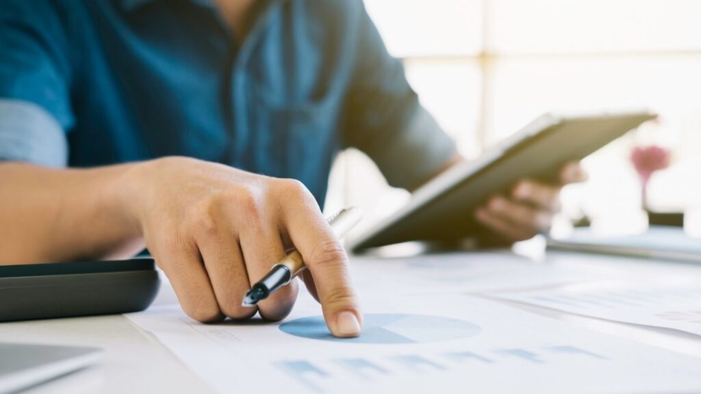 Understanding the difference between time weighted return and money
