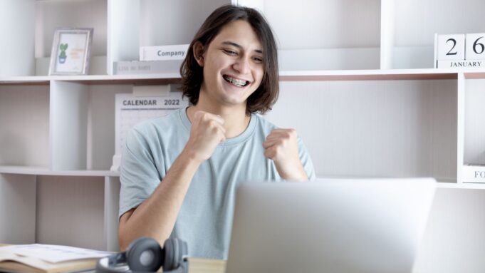 Retention bonus: Features, Benefits, and Implications retention bonus