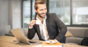 How Money Changes People’s Behaviors : The Psychological Effects of Wealth How Money Changes People