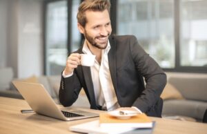 How Money Changes People’s Behaviors : The Psychological Effects of Wealth How Money Changes People